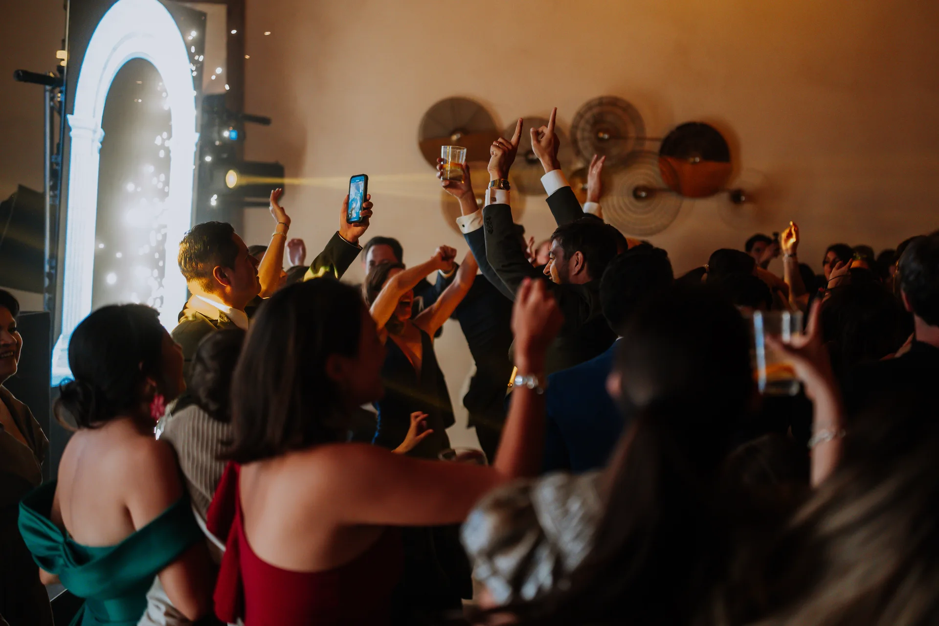 Fiesta de boda con luces cálidas en Casa Dármola